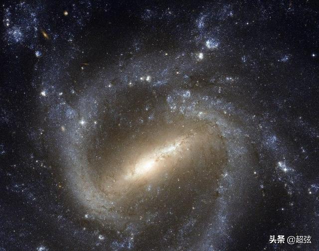 4亿光年外！哈勃拍到像极了银河系的神秘星系！难道里面有生命？679 / 作者:5674152 / 帖子ID:51998