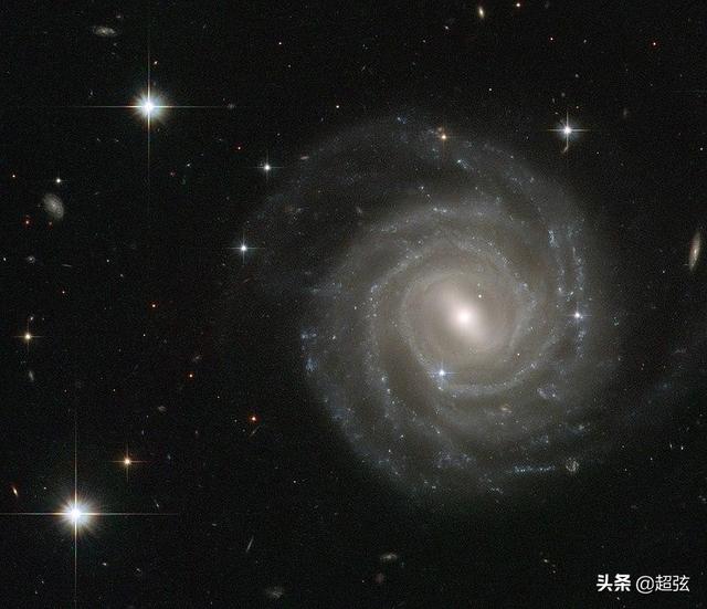 4亿光年外！哈勃拍到像极了银河系的神秘星系！难道里面有生命？233 / 作者:5674152 / 帖子ID:51998