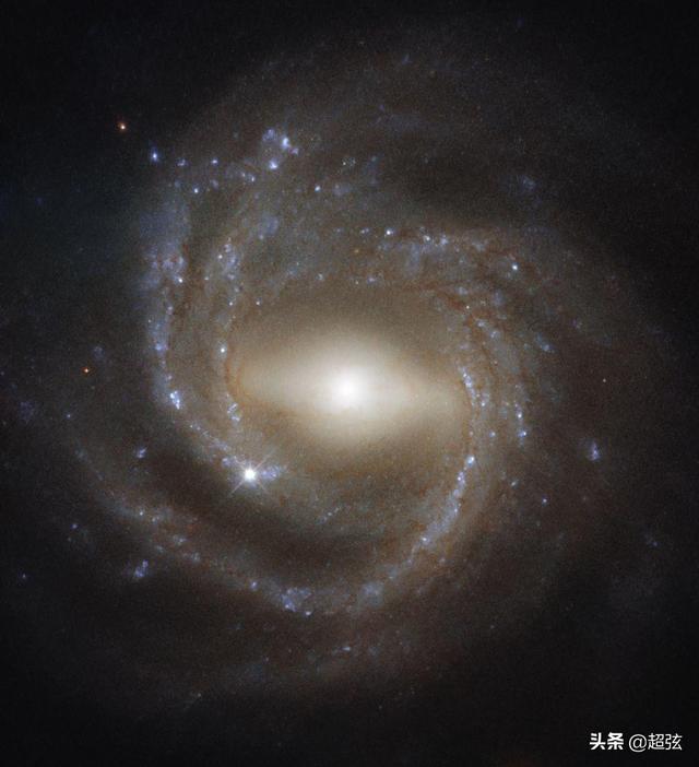 4亿光年外！哈勃拍到像极了银河系的神秘星系！难道里面有生命？504 / 作者:5674152 / 帖子ID:51998