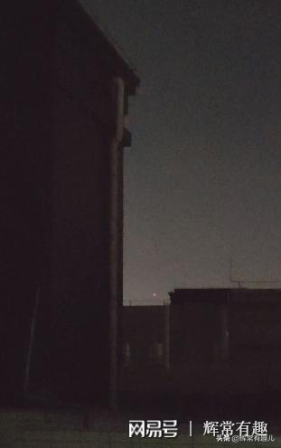 夜晚天空闪闪发光的飞行体，又被认为不明飞行物，有人猜是无人机928 / 作者:静静的读你 / 帖子ID:52077