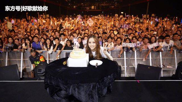 “巨肺天后”不会穿搭掉进时尚黑洞？如今绽放光芒实现华丽蜕变！120 / 作者:更强 / 帖子ID:53716