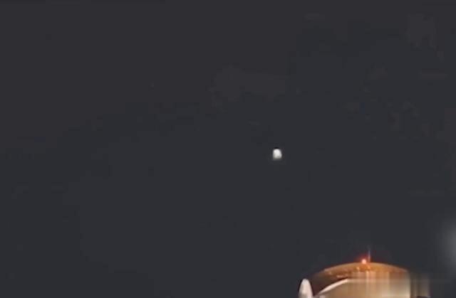 郑州天空出现不明飞行物，持续5分钟后消失，毫无运动规矩849 / 作者:EFLwCYCj / 帖子ID:53739