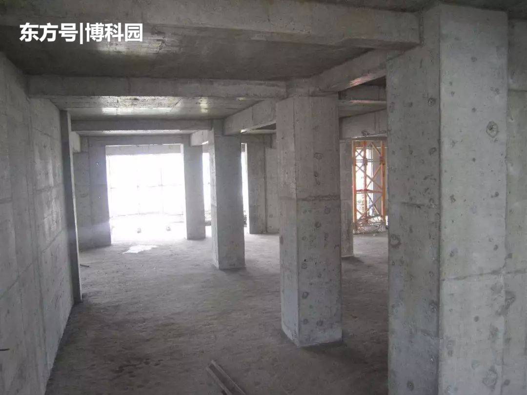 当汽车挡风玻璃出现裂缝时，在上面钻一个洞，就能阻止裂缝扩散！202 / 作者:缥缈的绽放山 / 帖子ID:54434