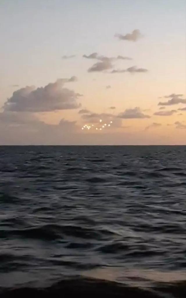 美国空中出现一群不明飞行物，视频网上走红563 / 作者:顺势而为47 / 帖子ID:54617