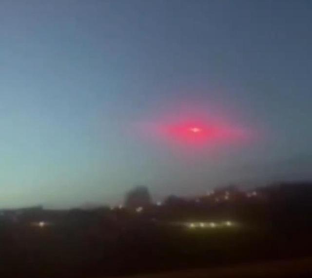 UFO不是无稽之谈怎么说？发出红光的UFO在英国城市上空移动图片555 / 作者:温柔老虎 / 帖子ID:55136