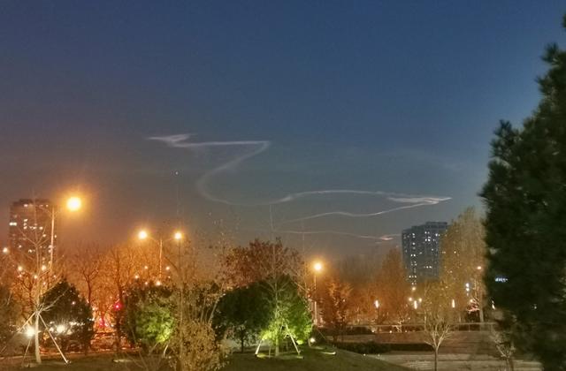 今天傍晚，北京天空的云，是像龙还是蛇呢？还有人拍到UFO？858 / 作者:工兵班长纬 / 帖子ID:55309