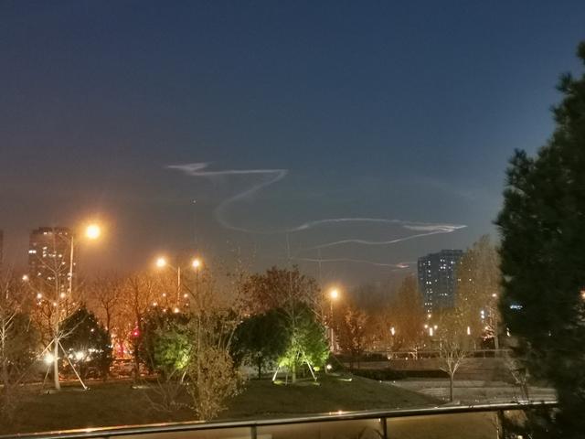 今天傍晚，北京天空的云，是像龙还是蛇呢？还有人拍到UFO？465 / 作者:工兵班长纬 / 帖子ID:55309