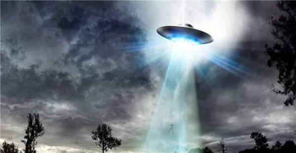 美国上空惊现“UFO”，从深山悄然升空，速度达1600公里每小时365 / 作者:qvoclop / 帖子ID:55847