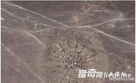 Google地图在美国51区拍到UFO残骸?336 / 作者:UFO外星人爱好者 / 帖子ID:57201 Google地图在美国51区拍到UFO残骸?336 / 作者:UFO外星人爱好者 / 帖子ID:57201