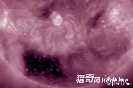 太阳表面惊现恐怖空洞 引发科学家震惊326 / 作者:UFO来啦 / 帖子ID:63441
