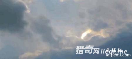 天边神秘光柱来回摆动 UFO正监视人类799 / 作者:UFO来啦 / 帖子ID:60852