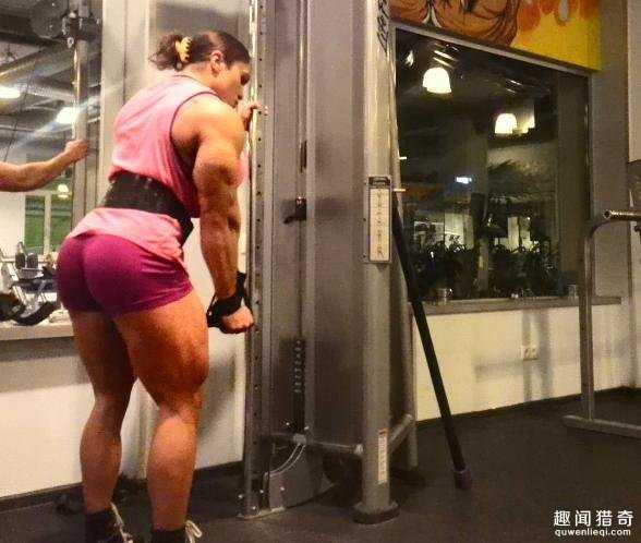 能硬拉400多斤！全球最强壮女肌肉人，穿小短裙出门无人敢调戏791 / 作者:UFO外星人爱好者 / 帖子ID:60587