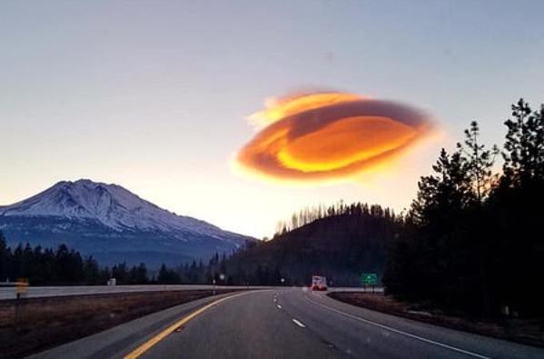 罕见碟形透镜云天空中飘过，在大山旁闪闪发光犹如UFO飞碟214 / 作者:爱宇婷疤 / 帖子ID:56619
