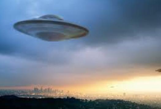 罕见碟形透镜云天空中飘过，在大山旁闪闪发光犹如UFO飞碟284 / 作者:爱宇婷疤 / 帖子ID:56619