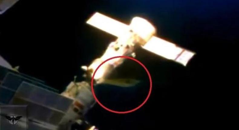 国际空间站周围出现不明飞行物，金黄色片状，目测长5至8米975 / 作者:lgy_103 / 帖子ID:57104