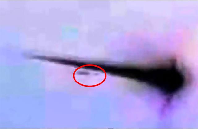 2013年俄罗斯陨石爆炸前，旁边出现UFO，难道外星人在保护我们？984 / 作者:cream123 / 帖子ID:57174