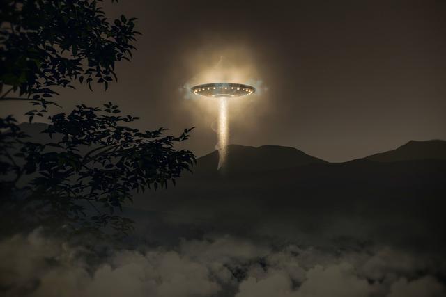 揭秘外星人：UFO目击记录，发出红光的怪物769 / 作者:123456823 / 帖子ID:57443
