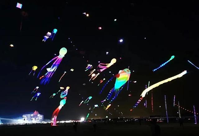 台南夜空出现发光不明飞行物！呈V字形，悬浮在空中，怎么回事？242 / 作者:123457751 / 帖子ID:96706