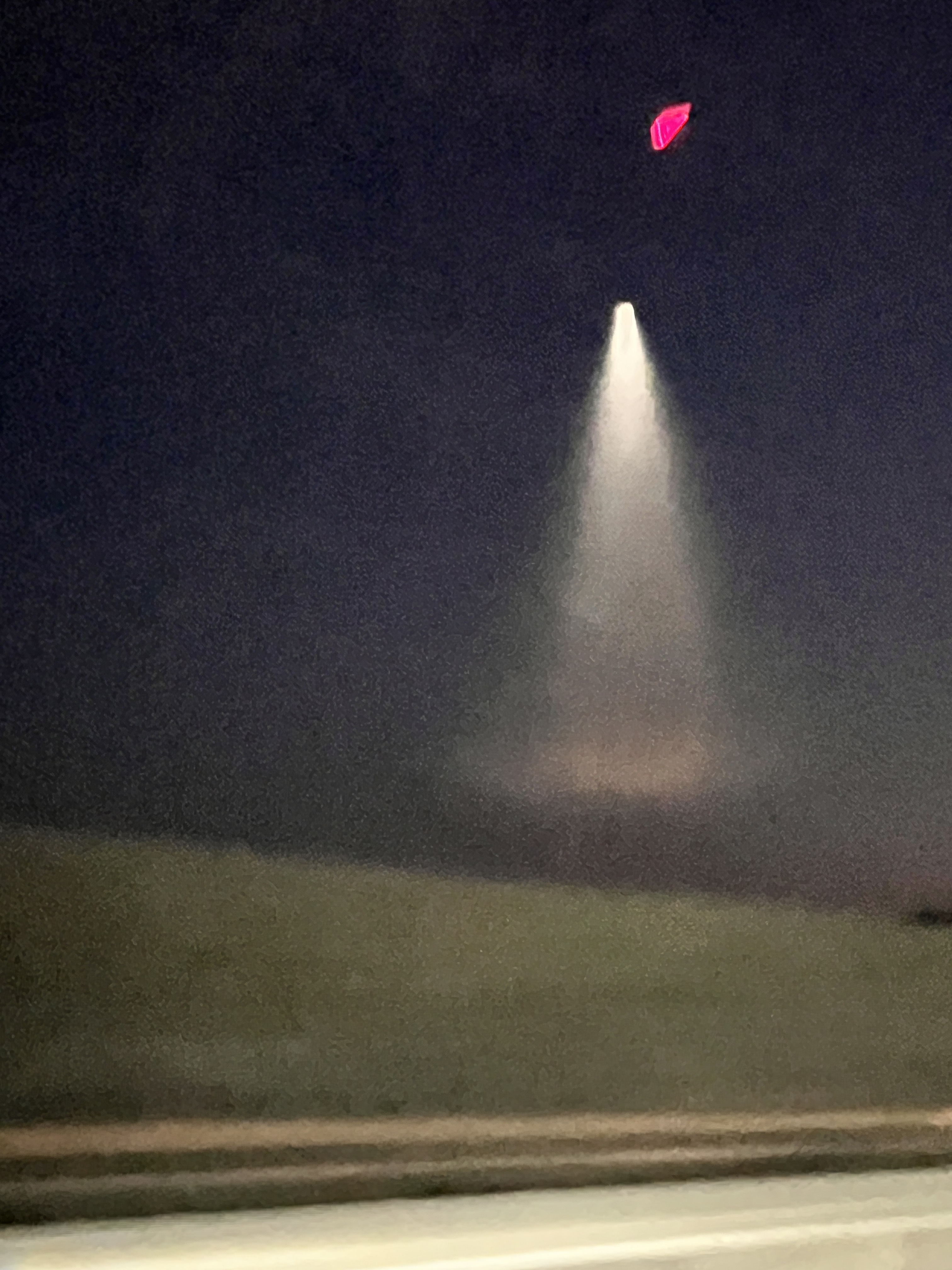 天空夜晚不明光束是什么？429 / 作者:街角386 / 帖子ID:102375