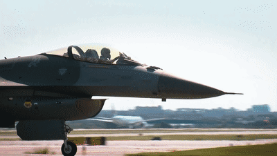 美国真实版幽灵飞机事件，F-16战斗机升空跟随观察163 / 作者:山人佳燕品 / 帖子ID:104327