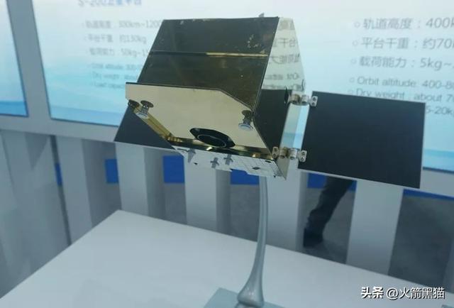 我国上空出现“飞碟”，外形滴溜溜的圆，航天科工送人上西天？833 / 作者:jj13904198394 / 帖子ID:104511