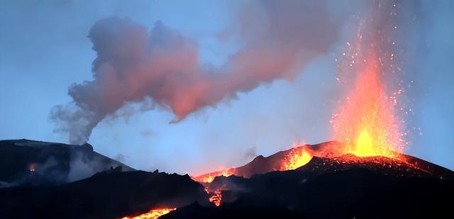 冰岛火山喷发时，监控拍到2个喷射蓝光的UFO，它究竟是什么？749 / 作者:岳兄弟散养家鸡 / 帖子ID:106687