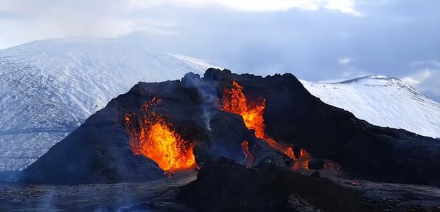 冰岛火山喷发时，监控拍到2个喷射蓝光的UFO，它究竟是什么？28 / 作者:岳兄弟散养家鸡 / 帖子ID:106687