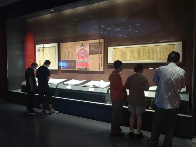 中国第一历史档案馆新馆面向公众开放，国宝档案吸引市民打卡-4.jpg