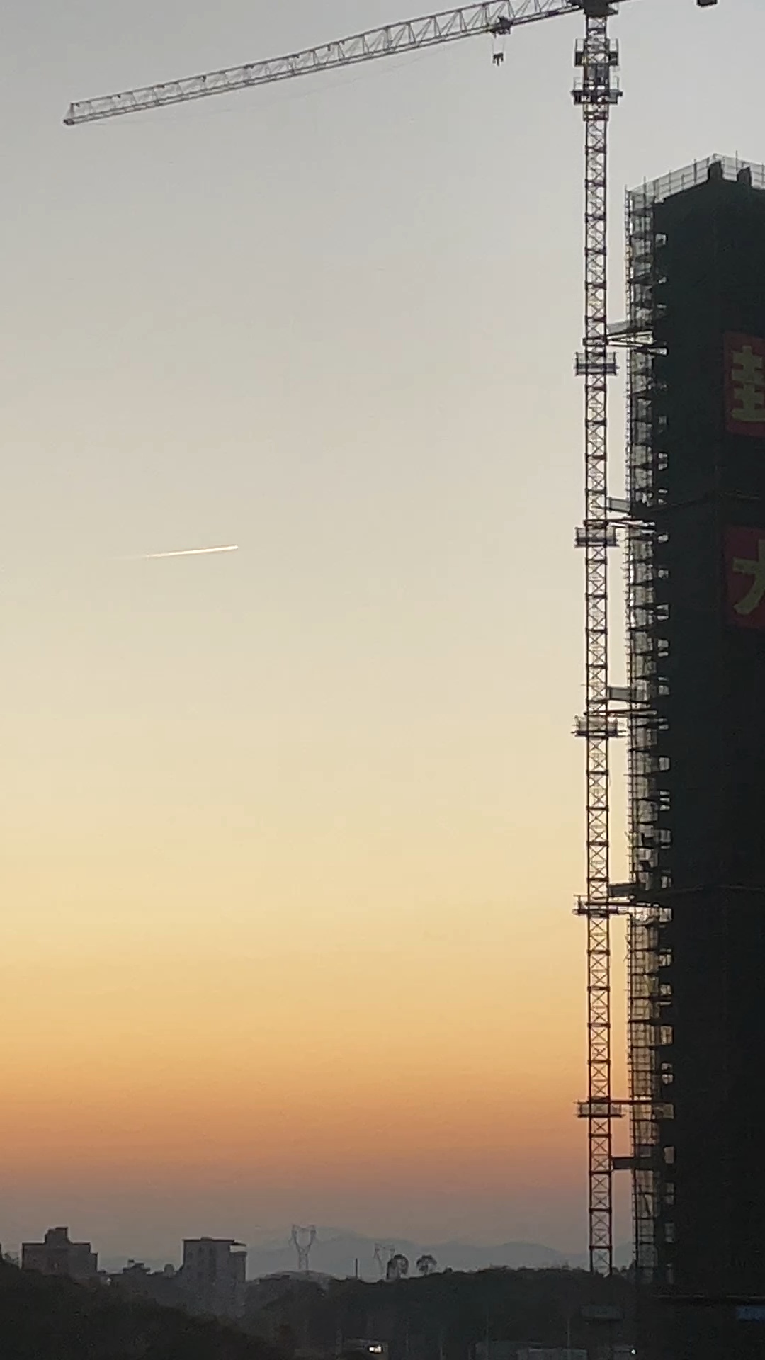 天上飞过的一条白线是什么啊？900 / 作者:四夜父脚群 / 帖子ID:107218