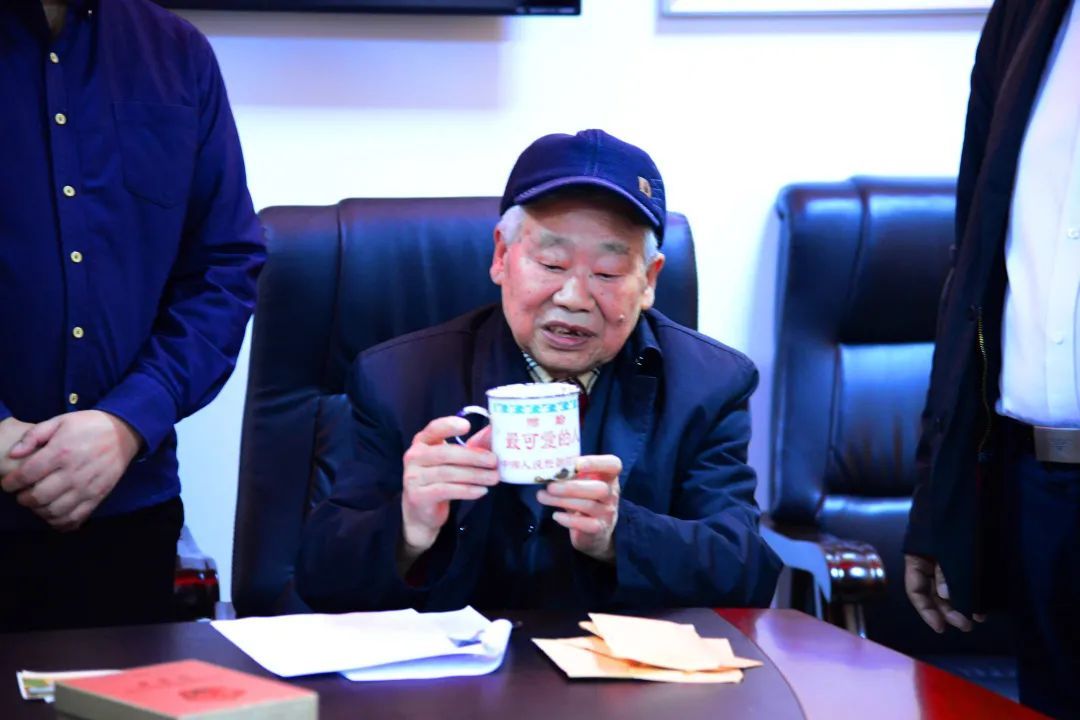 给“老宝贝”找了个“新家”！这位抗美援朝老兵让人感动-3.jpg