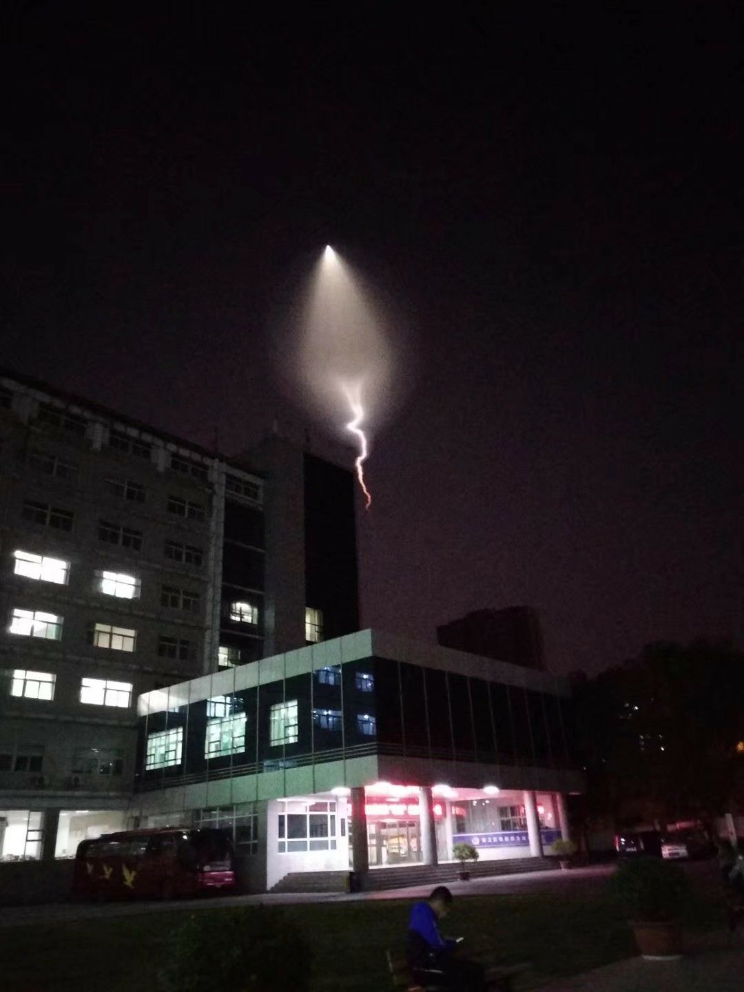 太原4月27日晚天空出现的彩色烟雾？754 / 作者:做我的仆人 / 帖子ID:110545