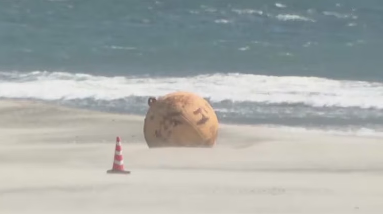 日本海滩现巨大「神秘球」， 海保人员疑惑称从没见过，警方 ...426 / 作者:啊歪歪哈坠 / 帖子ID:113079