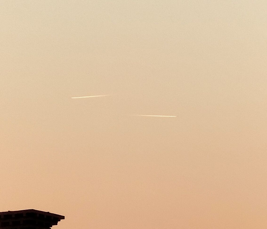 天空两条匀速运动的白色细线，这是什么东西？283 / 作者:123457848 / 帖子ID:113850