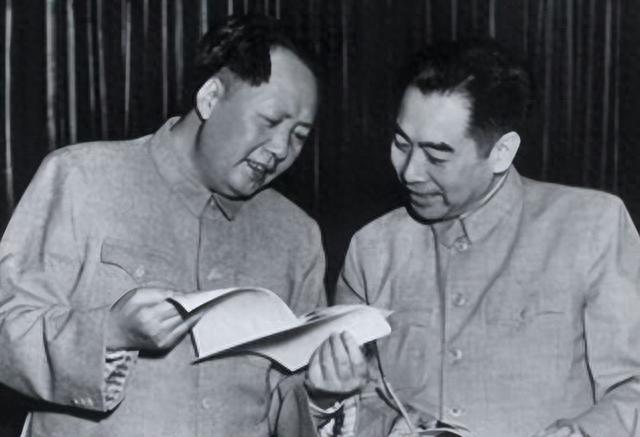 1957年，毛主席得知救命恩人被连降四级，怒拍桌子：去请周总理来-2.jpg