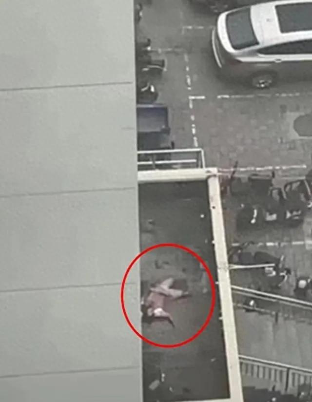 一女子坠楼身体散落小区，神秘事件引发关注184 / 作者:是我859 / 帖子ID:119952