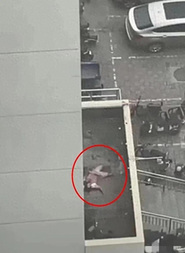警方通报：女子坠楼身体散落小区，神秘事件引发关注818 / 作者:嫦娥的情人矩 / 帖子ID:119957