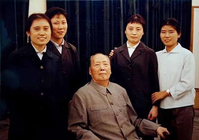 1976年，毛主席遗体告别现场，李敏发现不对劲：张仙朋怎么没来？-17.jpg