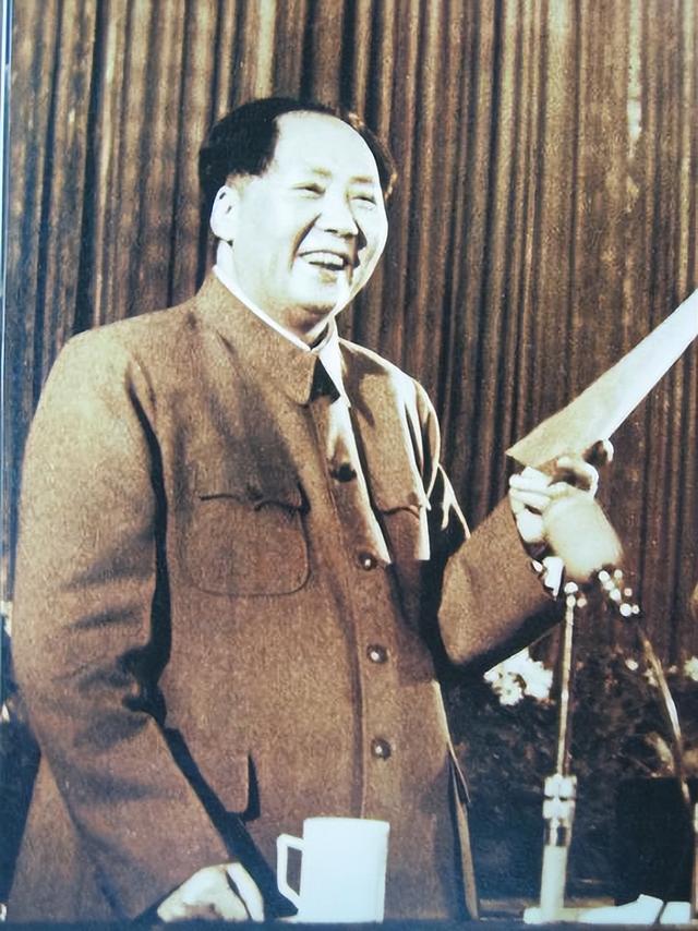 1976年，毛主席遗体告别现场，李敏发现不对劲：张仙朋怎么没来？-20.jpg