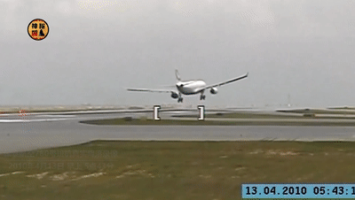 回顾香港空难营救事件，南海上空双引擎失效，飞行员仅靠油门降落985 / 作者:亦木近北栽 / 帖子ID:122970