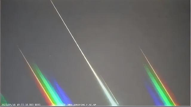 我国多地出现不明飞行物，在空中发出绿光，这是什么？346 / 作者:尔己乡变她 / 帖子ID:123583