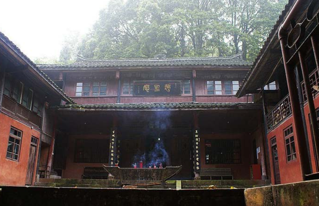 故事：落寞少年送老翁祖传玉坠，多年之后神物保佑，造就好姻缘-2.jpg