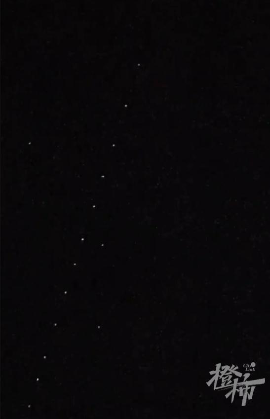 连成一线飞入夜空！多地网友目击“不明飞行物”！最新研判……482 / 作者:我不是黄蓉500 / 帖子ID:123708