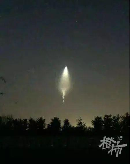 巨大发光体划破天际，数十秒后突然消失！昨晚全国多地网友目击的不明飞行物，到底是啥？233 / 作者:Holily1985 / 帖子ID:123782