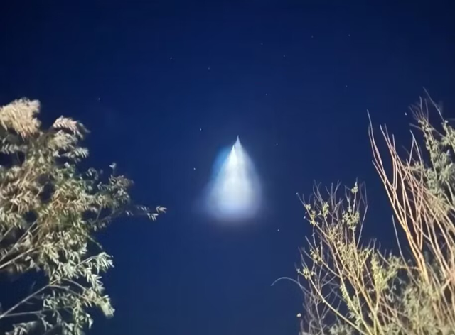 北方多省市夜现双UFO，是双弹反导试验吗？为何会呈现不同的颜色315 / 作者:梦想镌刻时光光x / 帖子ID:124023