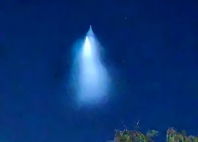 北方多省市夜现双UFO，是双弹反导试验吗？为何会呈现不同的颜色562 / 作者:梦想镌刻时光光x / 帖子ID:124023