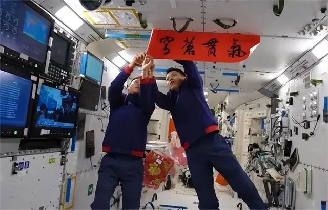 神舟十八发射前五天，酒泉出现不明飞行物：两个火球从天而降759 / 作者:oahaha / 帖子ID:126503