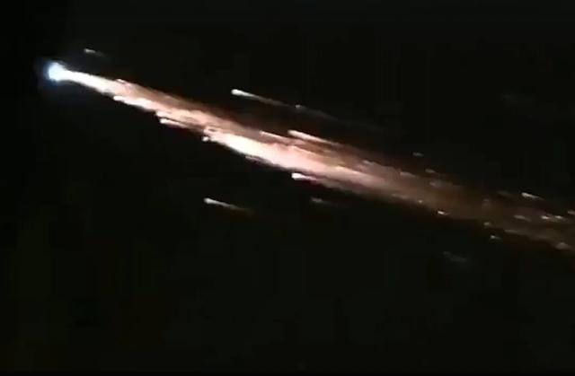 佳木斯市夜空疑现不明飞行物：如圆盘那样悬停在空中，光线如柱233 / 作者:悲新座客 / 帖子ID:126743