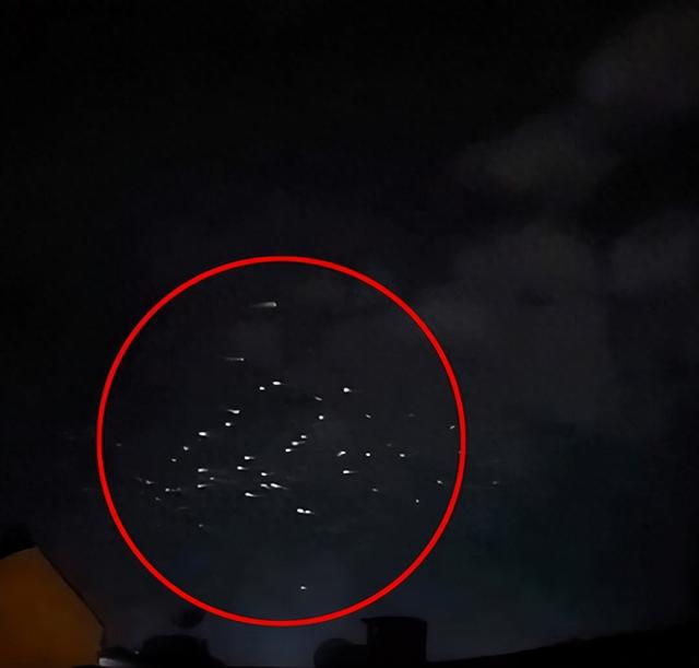 土耳其发生5.6级地震后，夜空中发现一群“不明飞行物”264 / 作者:一夜雨十年灯潞 / 帖子ID:126744