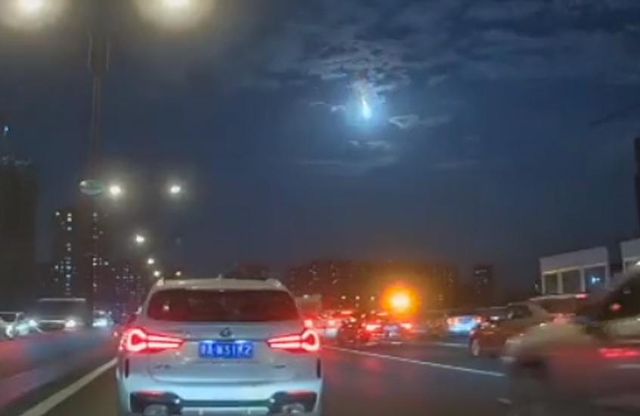 外星人？杭州傍晚不明飞行物高速划过天空，专家：火流星或航天器19 / 作者:丁香如雨捌 / 帖子ID:126970