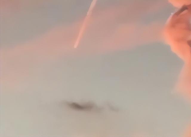上海突然出现不明飞行物，民众目击粉色的天空，一颗火球高速坠落993 / 作者:驳论王洪qa / 帖子ID:127215